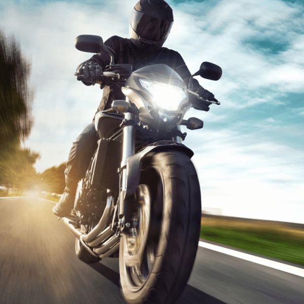 Ampoule LED H7 Ultinon PRO6000 12V +230% de lumière en plus LUM11972U6000X1 Moto Philips ambient | leonleds