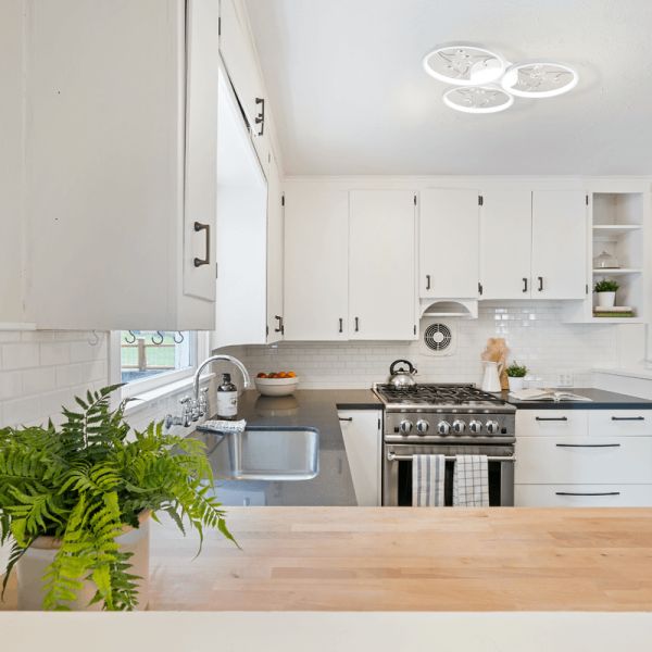 Plafonnier rond blanc Groovy dans une cuisine | leonleds