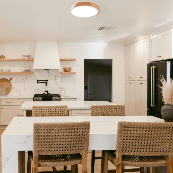 Plafón de techo LED integrado Jano 20W en un comedor | LeonLeds