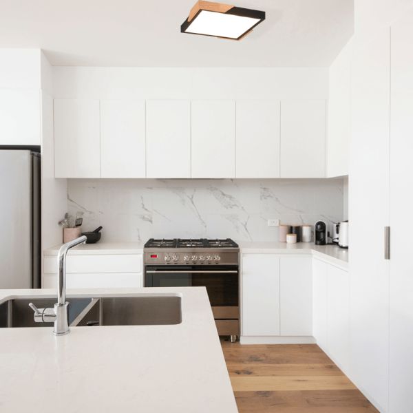 Plafonnier LED intégré Meta noir 20W dans une cuisine | leonleds