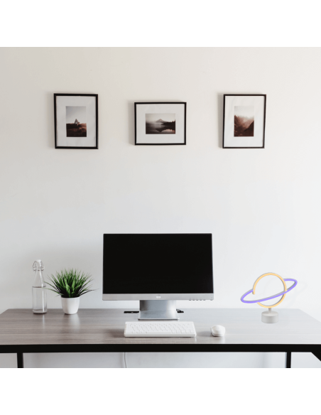 Lampe de table LED en forme de planète sur un bureau | leonleds