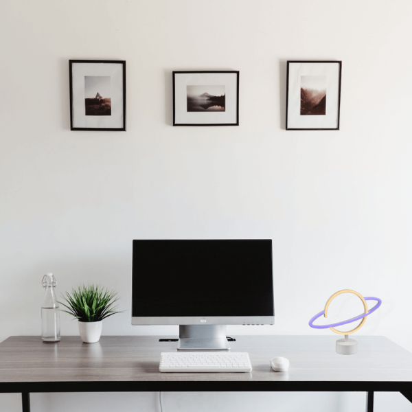 Lámpara de sobremesa LED forma planeta en un escritorio| LeonLeds