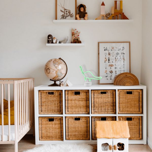 Lámpara de sobremesa LED forma dinosaurio en una habitación| LeonLeds