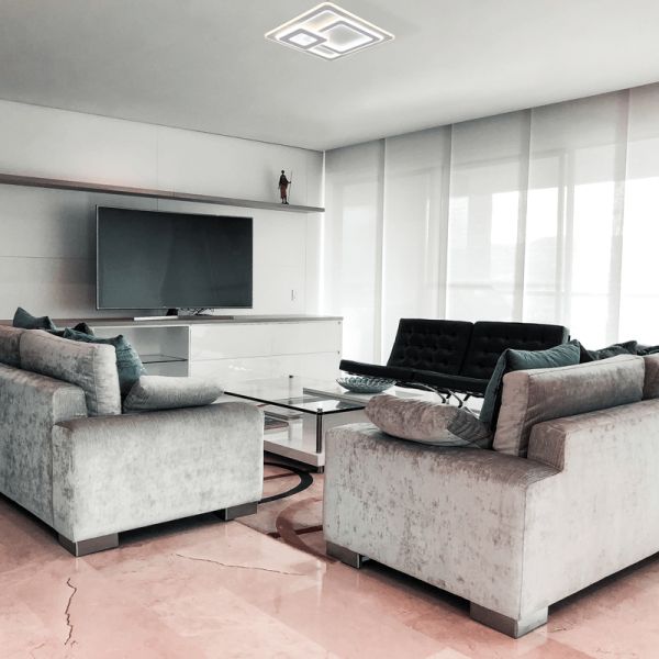 Plafón de techo LED cuadrado Mita blanco en una estancia| LeonLeds