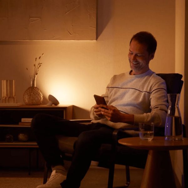 Lampe de table LED intelligente Bloom lumière blanche chaude allumée | leonleds