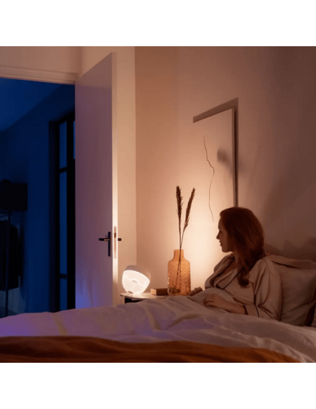 Lámpara de sobremesa LED inteligente Iris blanco luz cálida encendida | LeonLeds