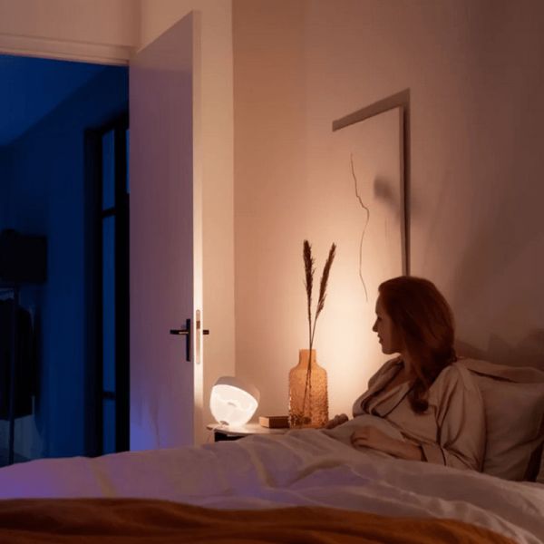 Lámpara de sobremesa LED inteligente Iris blanco luz cálida encendida | LeonLeds