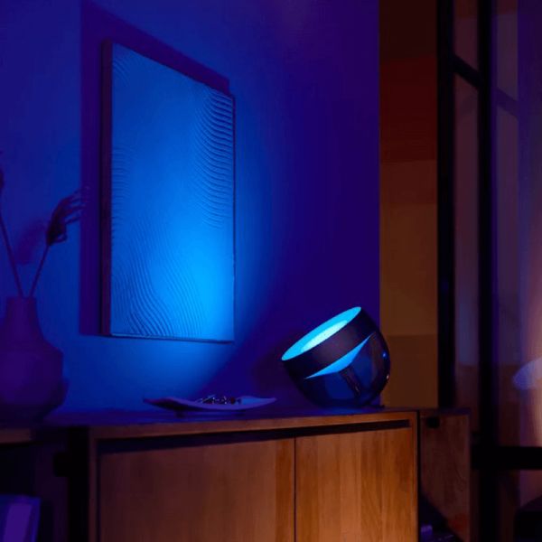 Lámpara de sobremesa LED inteligente Iris negro luz cálida encendida | LeonLeds