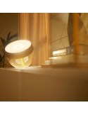 Lámpara de sobremesa LED inteligente Iris oro luz cálida encendida | LeonLeds