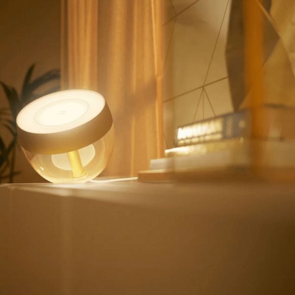 Lámpara de sobremesa LED inteligente Iris oro luz cálida encendida | LeonLeds