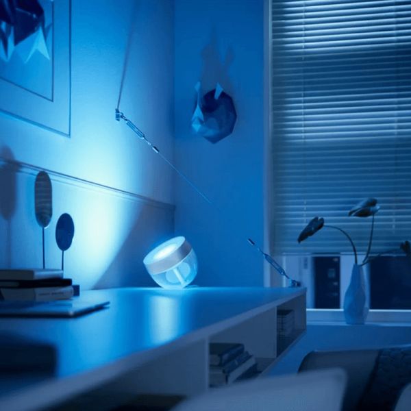 Lámpara de sobremesa LED inteligente Iris plata foto ambiente luz colores| LeonLeds
