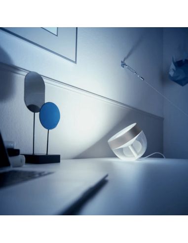 Lámpara de sobremesa LED inteligente Iris plata luz cálida encendida | LeonLeds