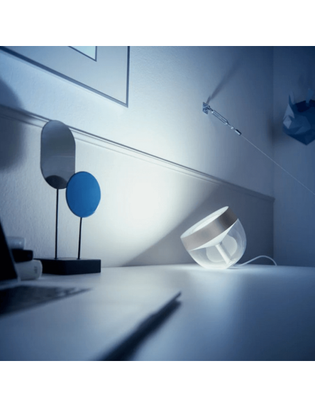 Lámpara de sobremesa LED inteligente Iris plata luz cálida encendida | LeonLeds