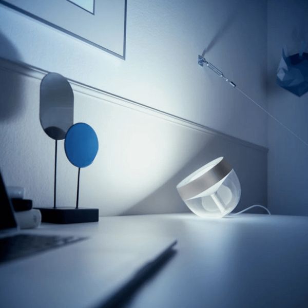 Lámpara de sobremesa LED inteligente Iris plata luz cálida encendida | LeonLeds
