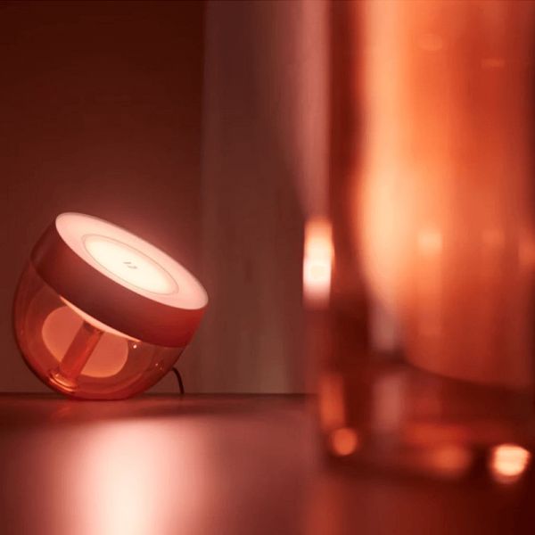 Lámpara de sobremesa LED inteligente Iris bronce luz cálida encendida | LeonLeds