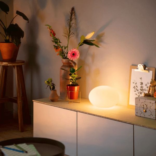 Lámpara sobremesa inteligente LED Flourish foto ambiente| LeonLeds