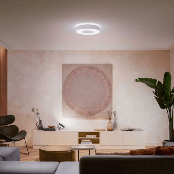 Plafón de techo LED inteligente Philips Hue Infuse M blanco en un salón