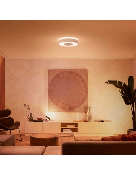 Candeeiro de tecto LED inteligente Philips Hue Infuse M luz quente branca na sala de estar