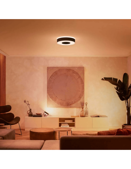 Plafonnier LED intelligent Philips Hue Infuse M noir dans un salon