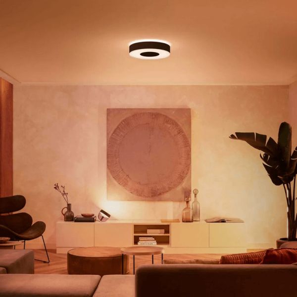Plafón de techo LED inteligente Philips Hue Infuse M negro en un salón