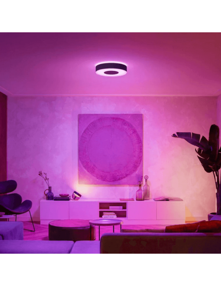 Plafonnier LED Infuse Grande noir dans un salon