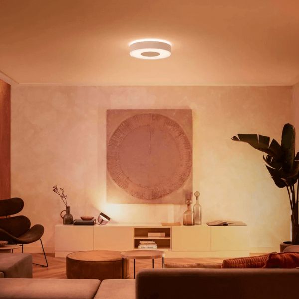 Plafon Xamento smart branco médio numa sala de estar