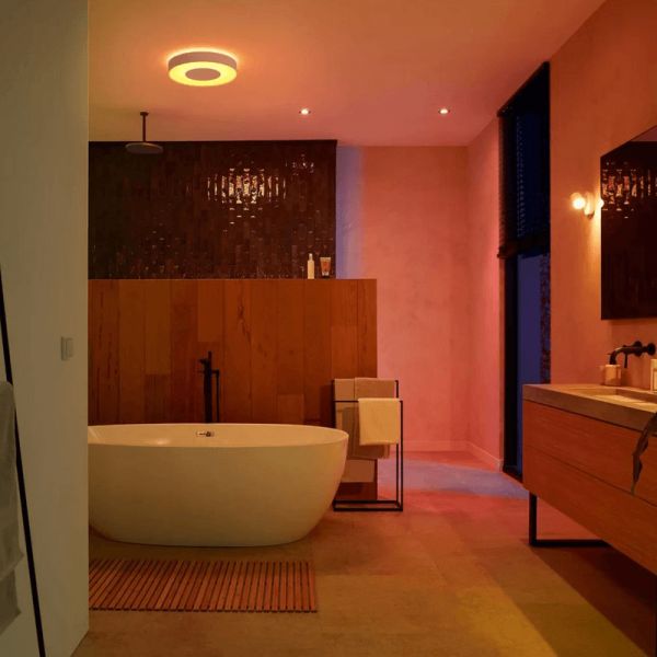 Grand plafonnier intelligent blanc Xamento dans une salle de bain