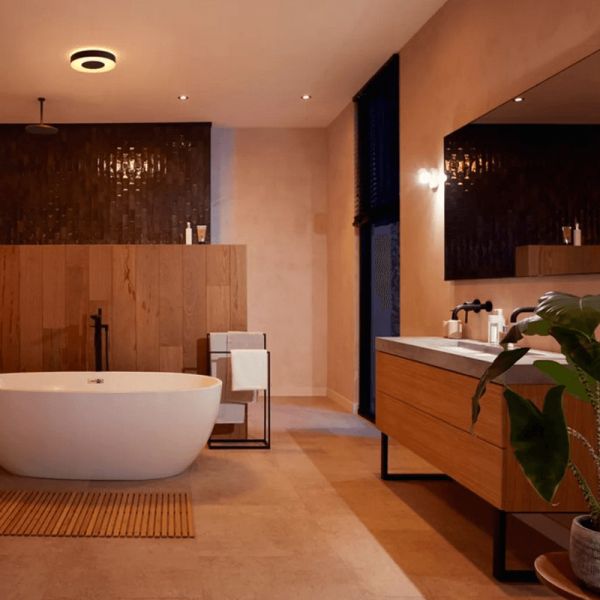 Plafón de techo inteligente Xamento mediano negro en un cuarto de baño