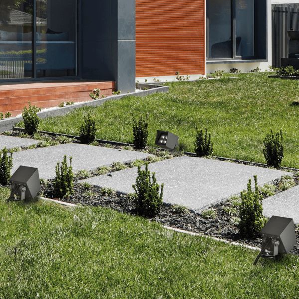 Gyrophare avec piquet pour gazon Apus anthracite carré 3000K 6W 550Lm environnement IP65