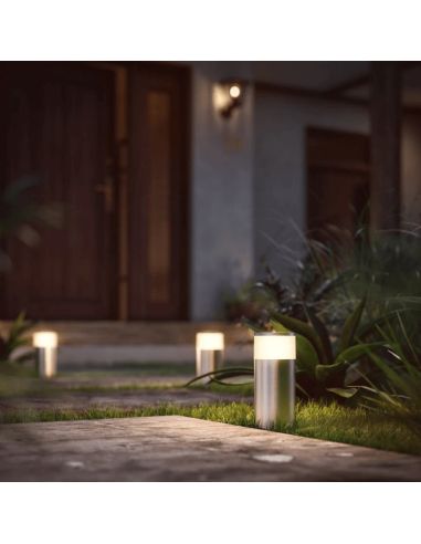 Farol LED inteligente para exterior Calla cromado mate 8W situado no jardim