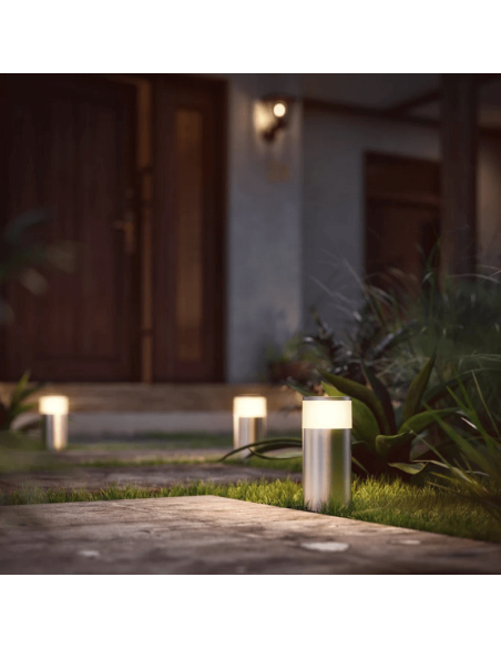 Farol LED inteligente para exterior Calla cromado mate 8W situado no jardim