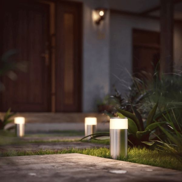 Baliza exterior LED inteligente Calla cromo mate 8W conjunto en jardín