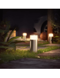 Farol LED inteligente para exterior Calla cromado mate 8W num jardim em