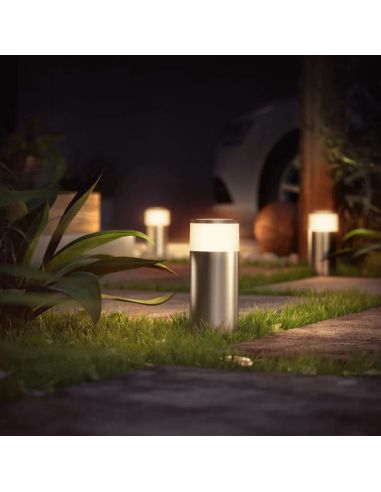Farol LED inteligente para exterior Calla cromado mate 8W num jardim em