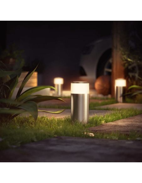 Baliza exterior LED inteligente Calla cromo mate 8W en un jardín encendida