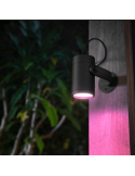 Pack de 3 Focos LED inteligentes Lily uso exterior 8W en un jardín encendida