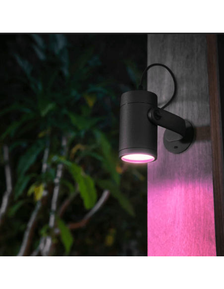 Pack de 3 Focos LED inteligentes Lily uso exterior 8W en un jardín encendida