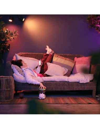 Spot LED extérieur extensible Lily noir 8W sur un porche extérieur