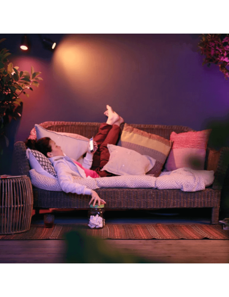 Spot LED extérieur extensible Lily noir 8W sur un porche extérieur