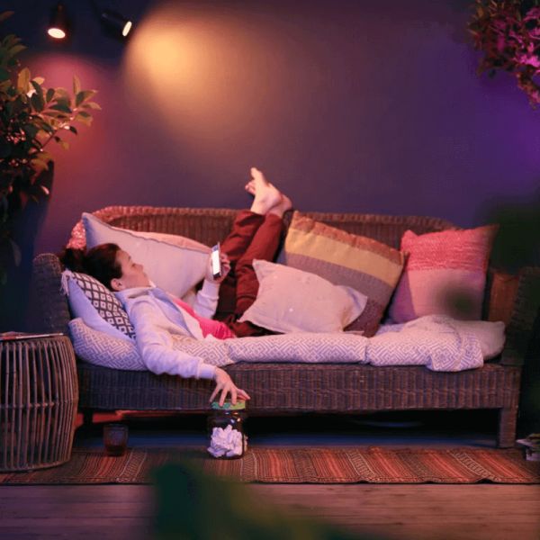 Foco LED extensible para exterior Lily negro 8W en un porche exterior