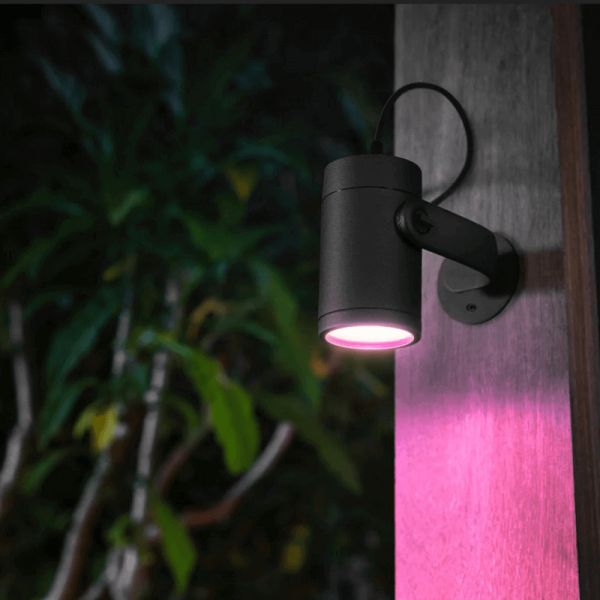 Refletor LED extensível para exterior Lily black 8W num jardim em
