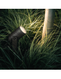 Foco LED extensible para exterior Lily negro caja producto en un jardín