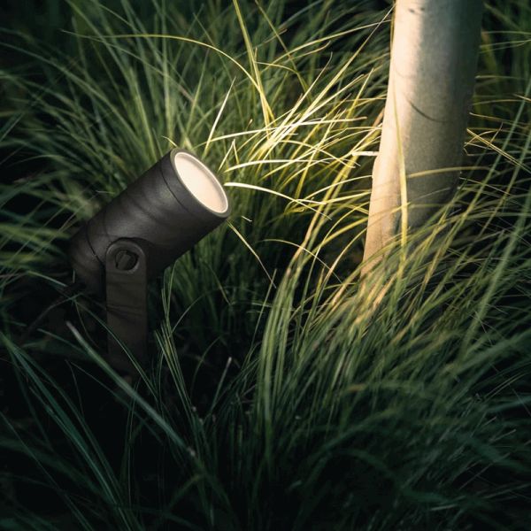 Foco LED extensible para exterior Lily negro caja producto en un jardín