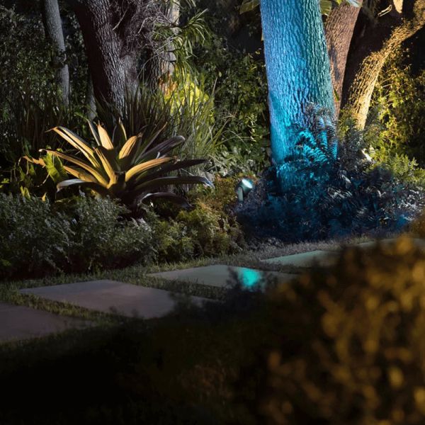 Foco LED para exteriores Lily XL 15W campana desmontable en un jardín