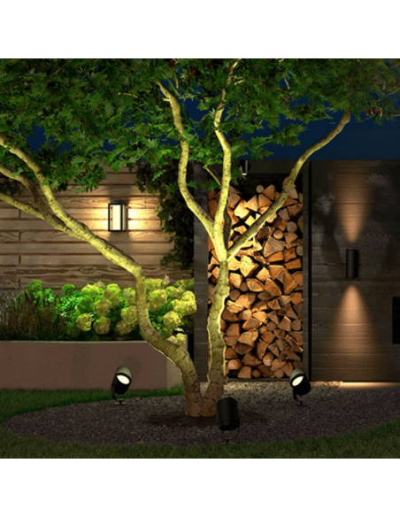 Holofote LED exterior Lily XL 15W capota amovível num espaço exterior