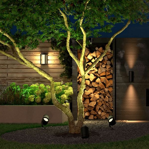 Foco LED para exteriores Lily XL 15W campana desmontable en un espacio exterior