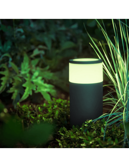 Baliza LED exterior inteligente Calla, set extensión Negro encendida en un  jardin