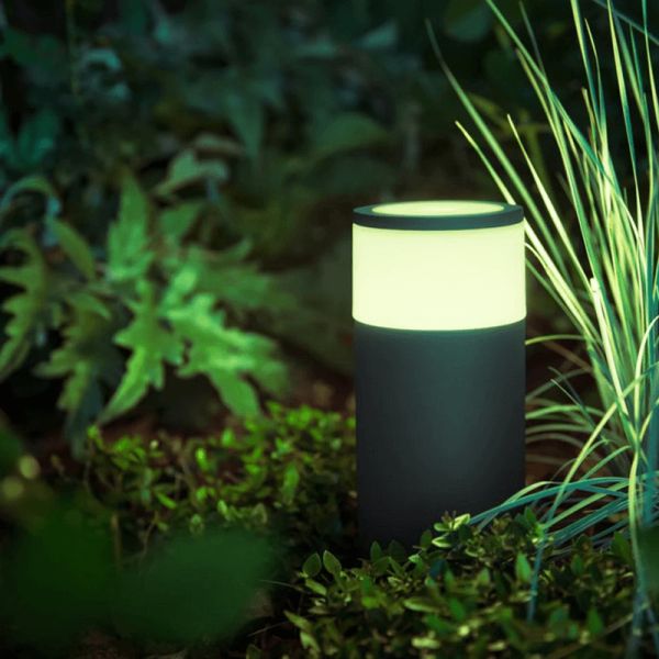 Baliza LED exterior inteligente Calla, set extensión Negro encendida en un  jardin