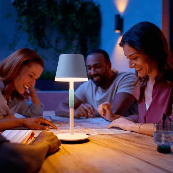 Lámpara de mesa portátil LED inteligente Hue Go blanco imagen ambiente