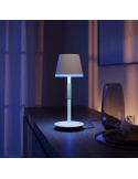 Lampe de table portable LED Hue Go Smart blanche sur une table